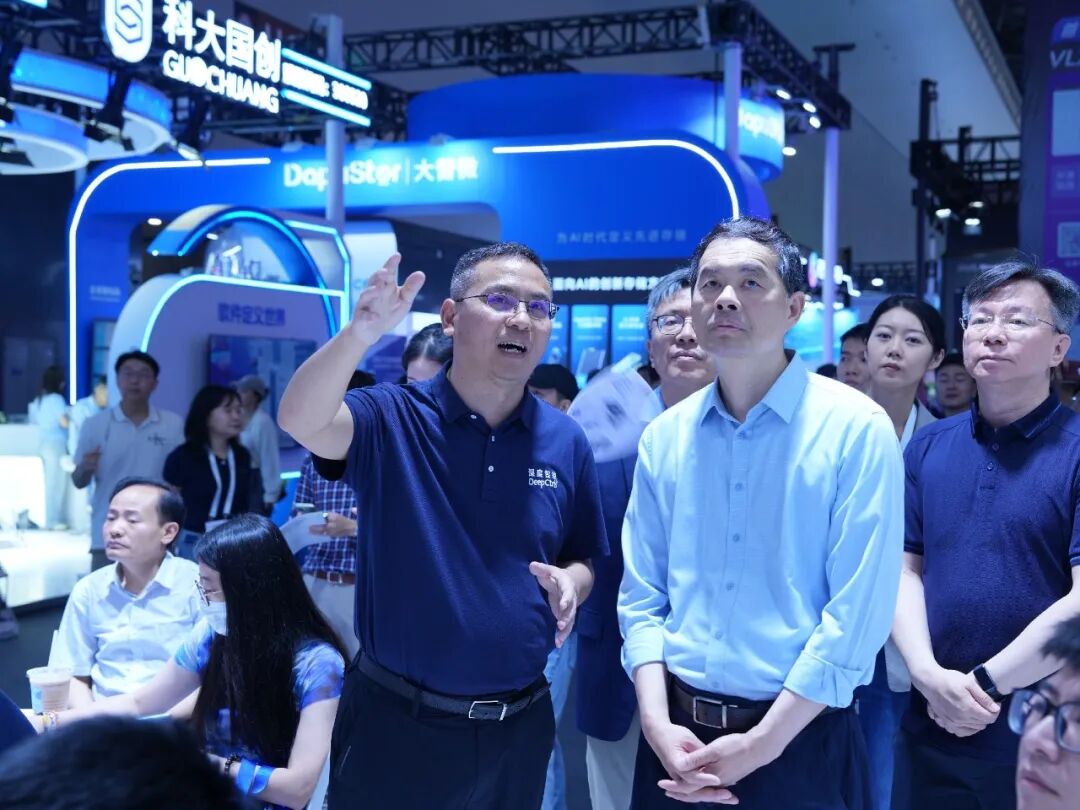WAIC 2026: Jiangsu Governor Liu Xiaotao Visits DeepCtrls